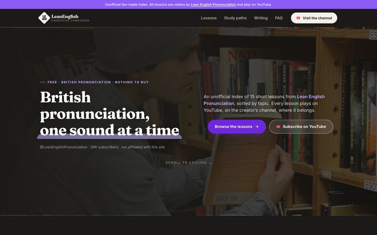 لقطة شاشة للصفحة الرئيسية لموقع Lean English: واجهة بنفسجية داكنة مع فهرس دروس قابل للتصفية ومسارات تعلم موجهة للنطق البريطاني